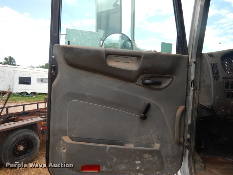 image for item DM6267 2011 Peterbilt 337  truck cab and chassis