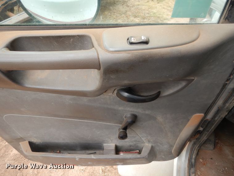 image for item DM6267 2011 Peterbilt 337  truck cab and chassis