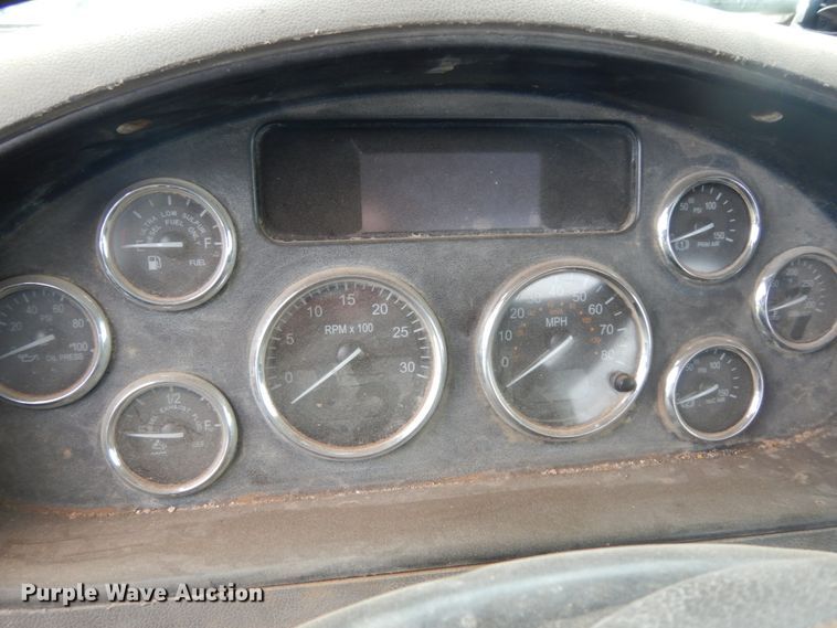 image for item DM6267 2011 Peterbilt 337  truck cab and chassis