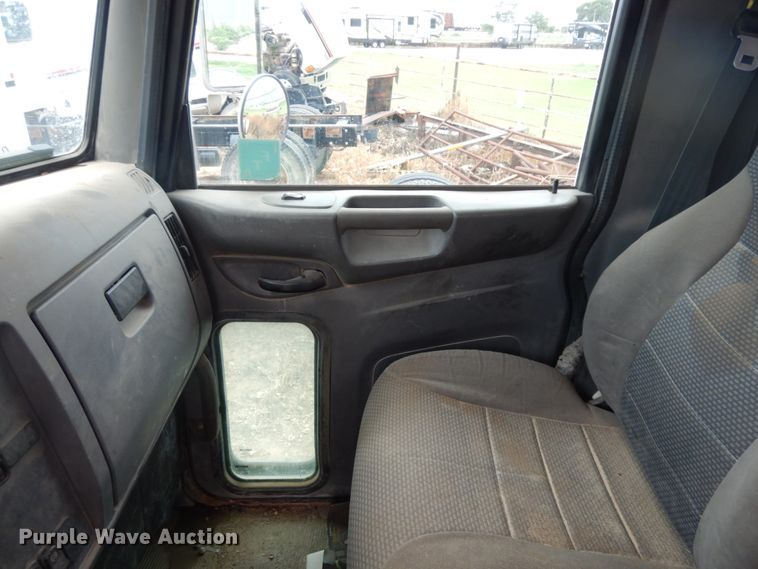 image for item DM6267 2011 Peterbilt 337  truck cab and chassis