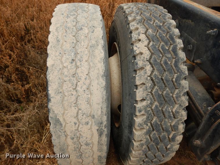 image for item DM6267 2011 Peterbilt 337  truck cab and chassis