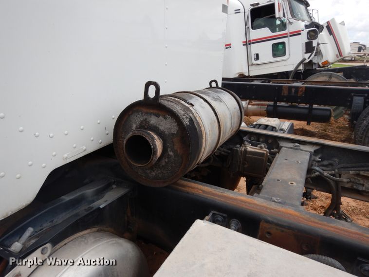 image for item DM6269 2012 Peterbilt 337  truck cab and chassis