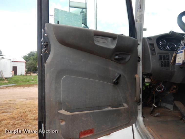 image for item DM6269 2012 Peterbilt 337  truck cab and chassis