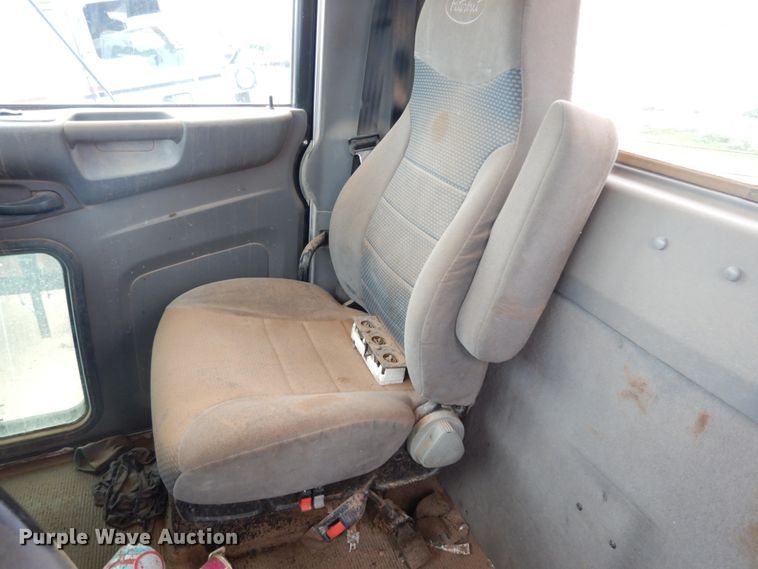 image for item DM6269 2012 Peterbilt 337  truck cab and chassis