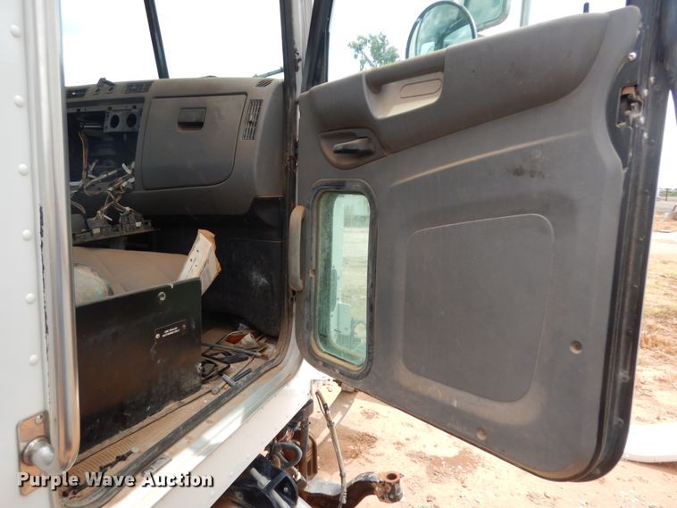 image for item DM6270 2012 Peterbilt 337  truck cab and chassis