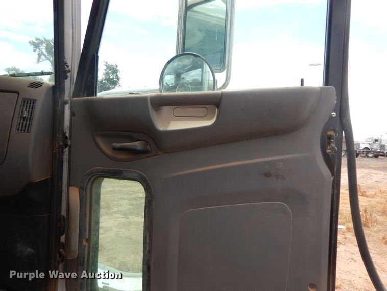 image for item DM6270 2012 Peterbilt 337  truck cab and chassis