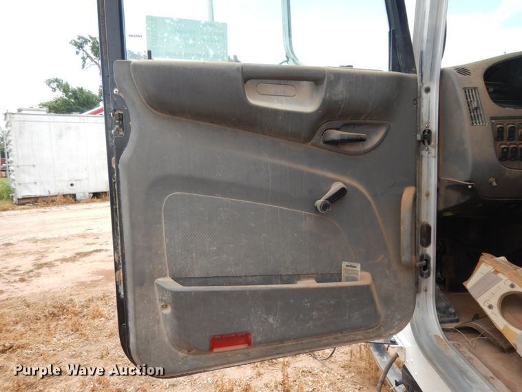 image for item DM6270 2012 Peterbilt 337  truck cab and chassis