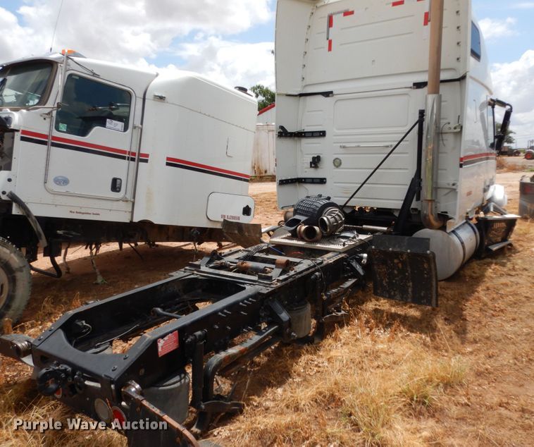 image for item DM6272 2013 Volvo VNL  semi truck cab and chassis