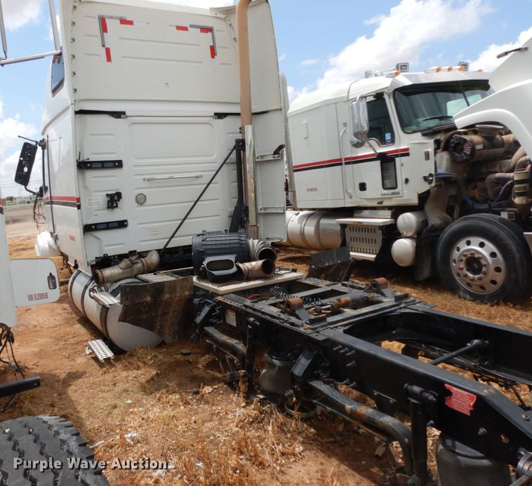 image for item DM6272 2013 Volvo VNL  semi truck cab and chassis