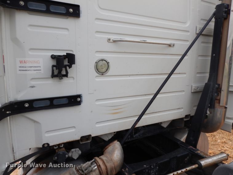 image for item DM6272 2013 Volvo VNL  semi truck cab and chassis