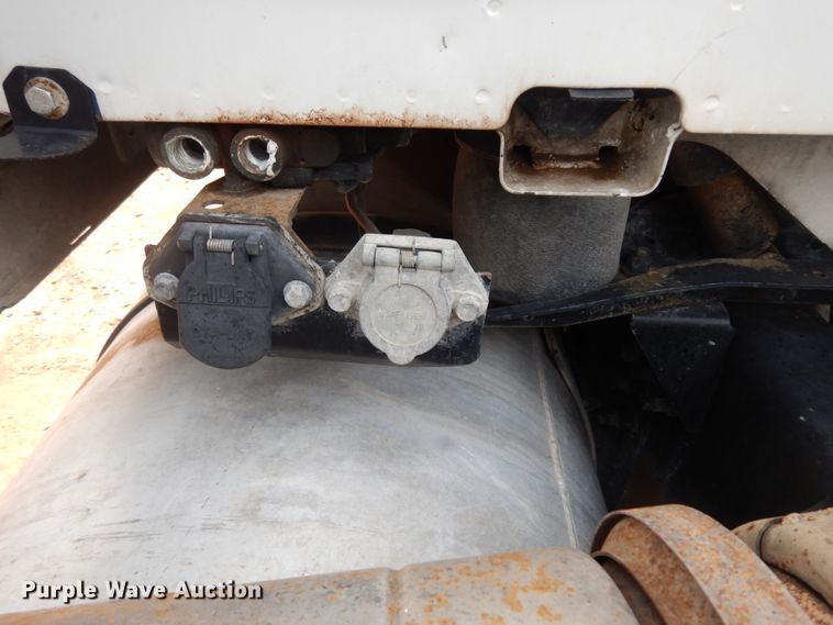 image for item DM6272 2013 Volvo VNL  semi truck cab and chassis