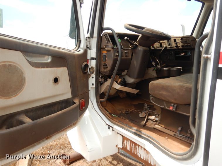 image for item DM6272 2013 Volvo VNL  semi truck cab and chassis