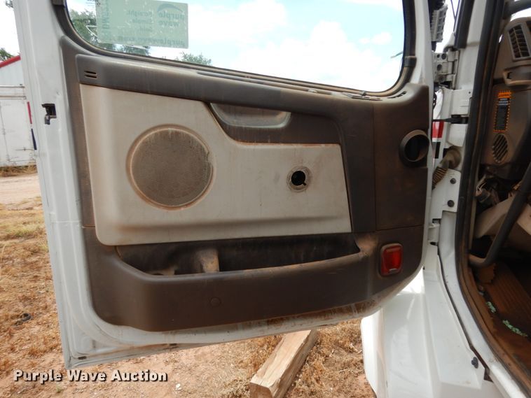 image for item DM6272 2013 Volvo VNL  semi truck cab and chassis