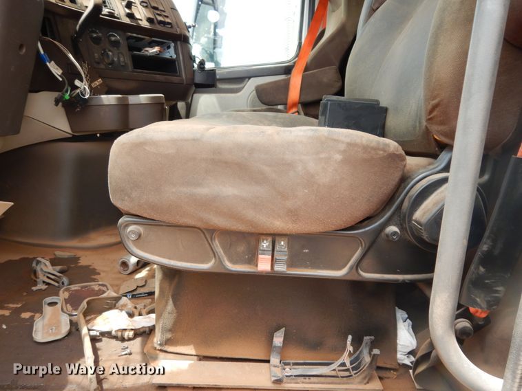 image for item DM6272 2013 Volvo VNL  semi truck cab and chassis