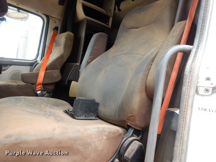 image for item DM6272 2013 Volvo VNL  semi truck cab and chassis