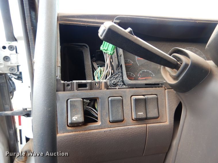 image for item DM6272 2013 Volvo VNL  semi truck cab and chassis