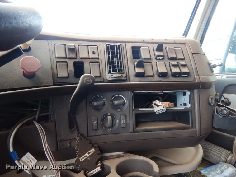 image for item DM6272 2013 Volvo VNL  semi truck cab and chassis