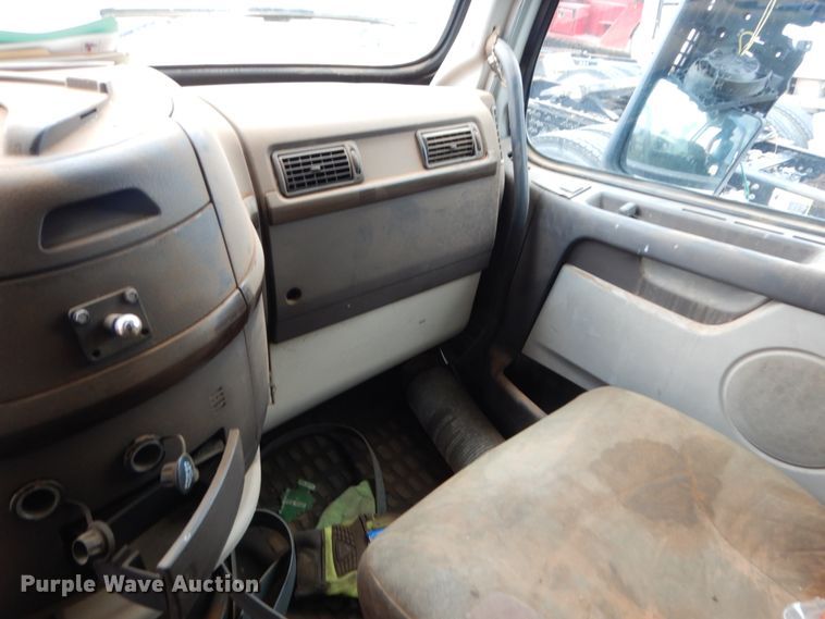 image for item DM6272 2013 Volvo VNL  semi truck cab and chassis