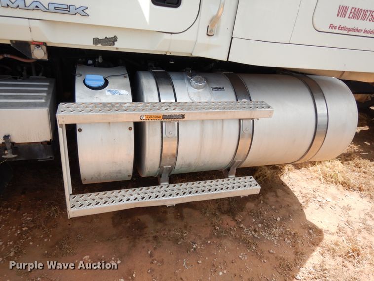 image for item DM6273 2014 Mack CHU600  semi truck