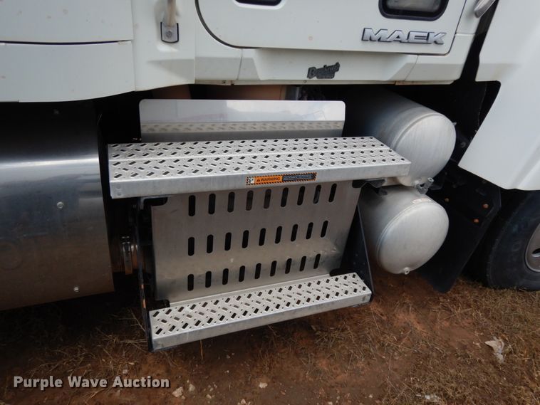 image for item DM6273 2014 Mack CHU600  semi truck