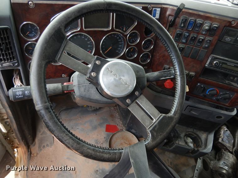 image for item DM6273 2014 Mack CHU600  semi truck