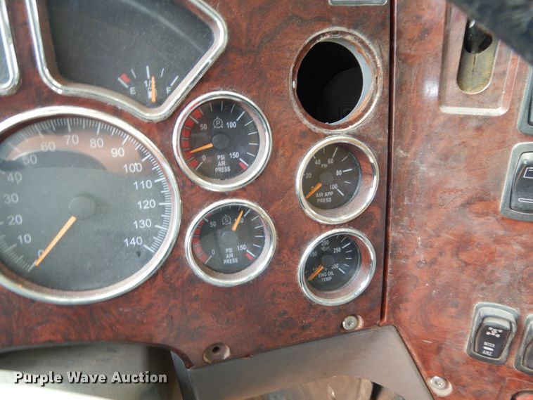 image for item DM6273 2014 Mack CHU600  semi truck