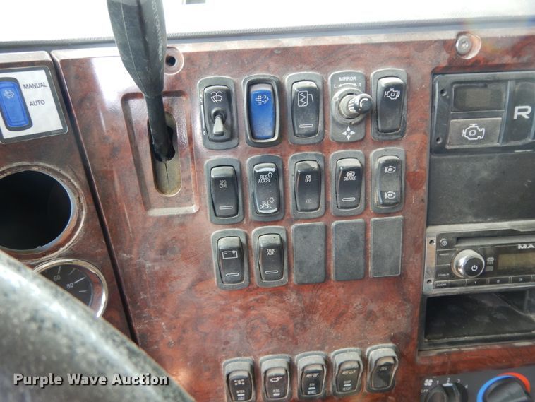 image for item DM6273 2014 Mack CHU600  semi truck