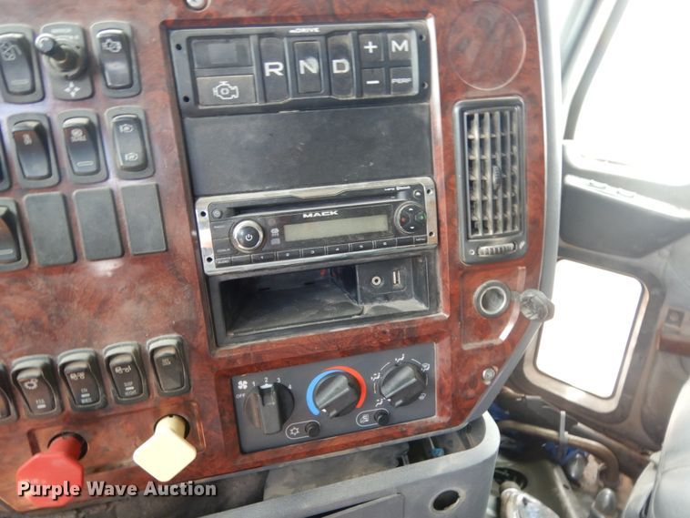 image for item DM6273 2014 Mack CHU600  semi truck