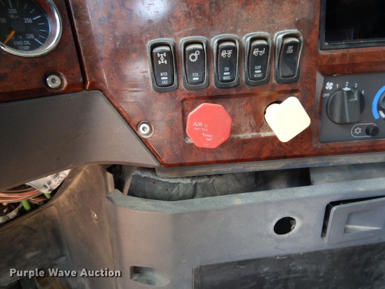 image for item DM6273 2014 Mack CHU600  semi truck