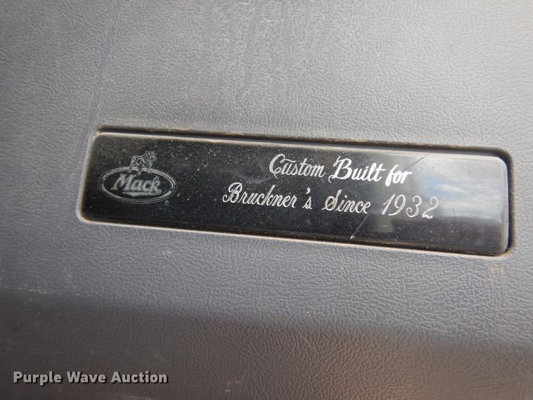 image for item DM6273 2014 Mack CHU600  semi truck