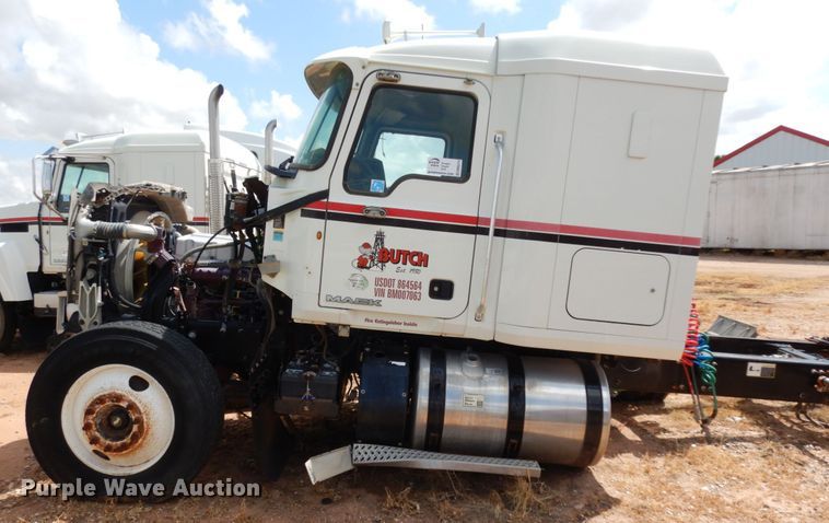 image for item DM6274 2011 Mack CHU613  semi truck cab and chassis