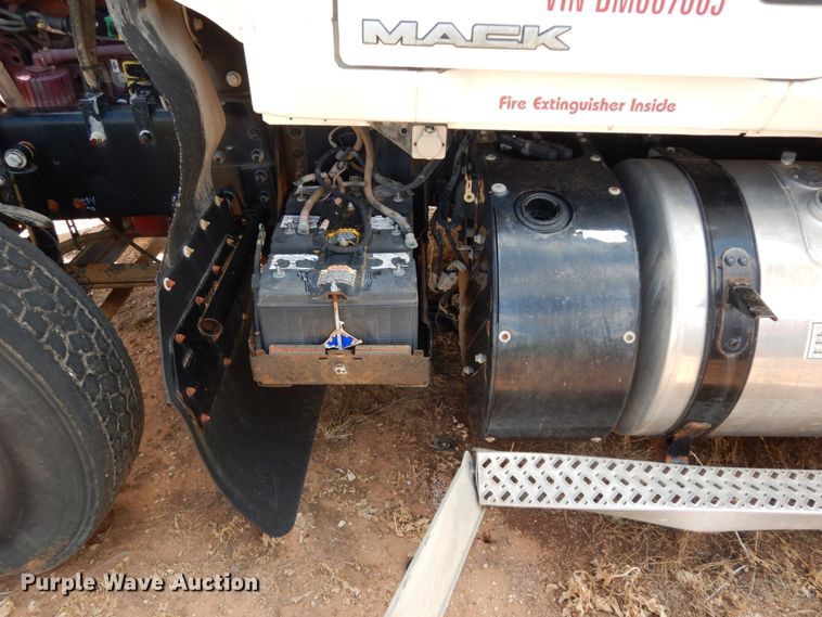 image for item DM6274 2011 Mack CHU613  semi truck cab and chassis