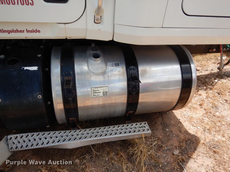 image for item DM6274 2011 Mack CHU613  semi truck cab and chassis