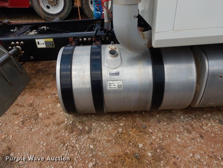 image for item DM6274 2011 Mack CHU613  semi truck cab and chassis