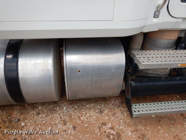 image for item DM6274 2011 Mack CHU613  semi truck cab and chassis