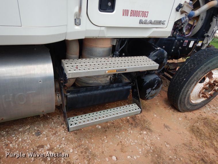 image for item DM6274 2011 Mack CHU613  semi truck cab and chassis