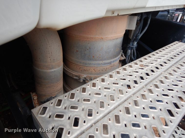 image for item DM6274 2011 Mack CHU613  semi truck cab and chassis