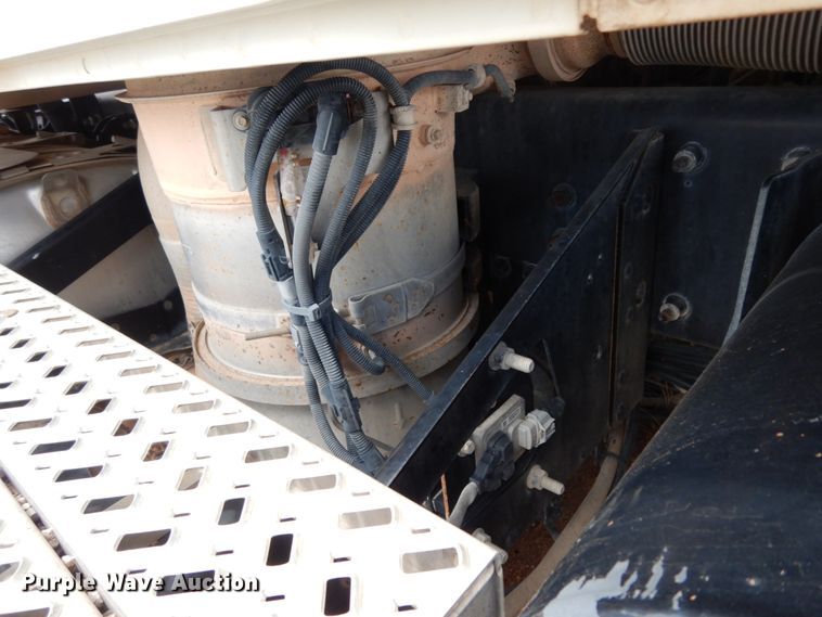 image for item DM6274 2011 Mack CHU613  semi truck cab and chassis