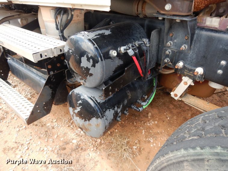 image for item DM6274 2011 Mack CHU613  semi truck cab and chassis