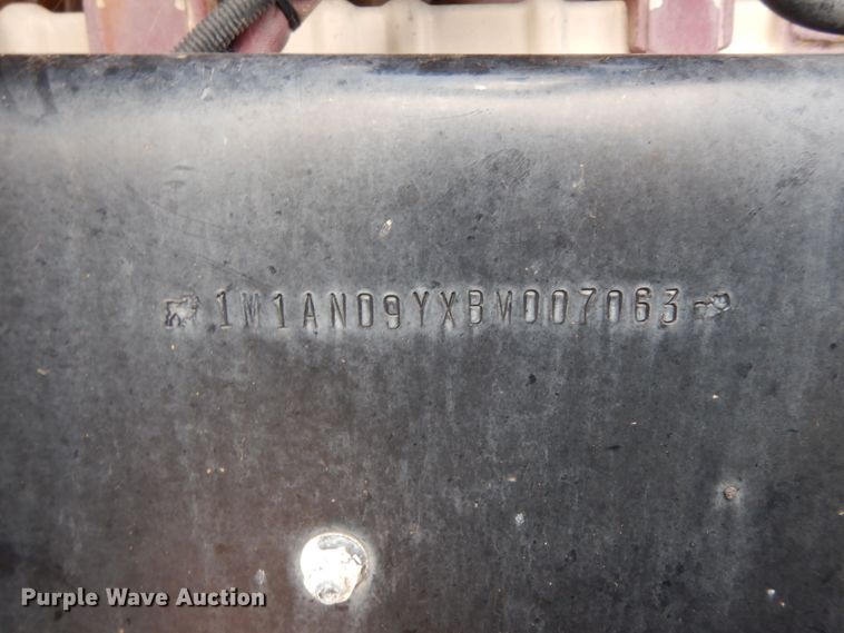 image for item DM6274 2011 Mack CHU613  semi truck cab and chassis