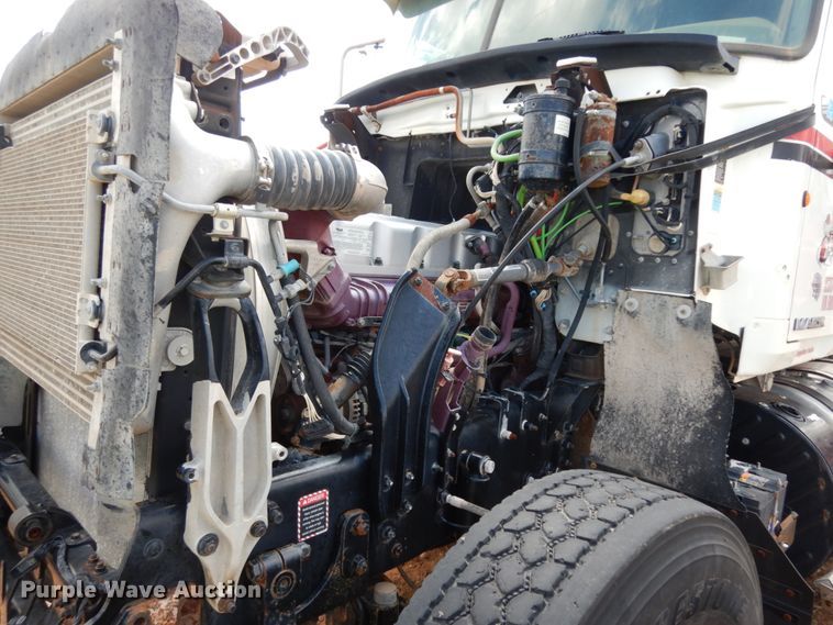 image for item DM6274 2011 Mack CHU613  semi truck cab and chassis