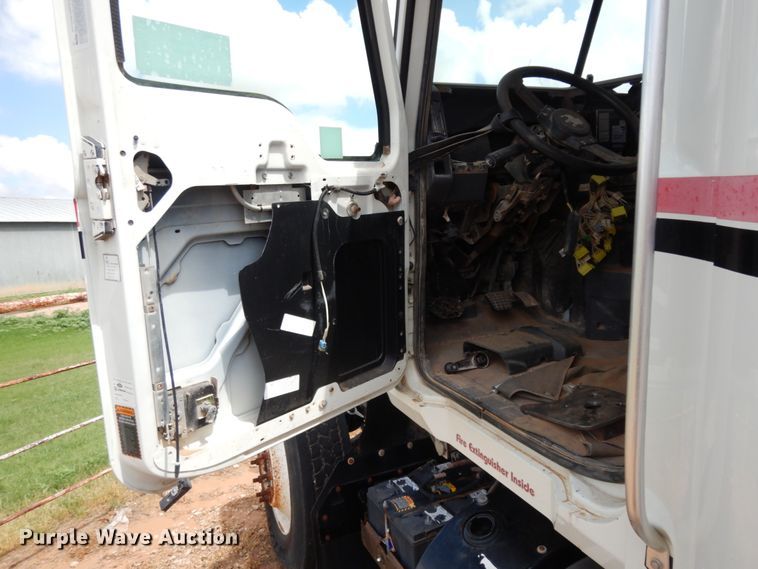 image for item DM6274 2011 Mack CHU613  semi truck cab and chassis