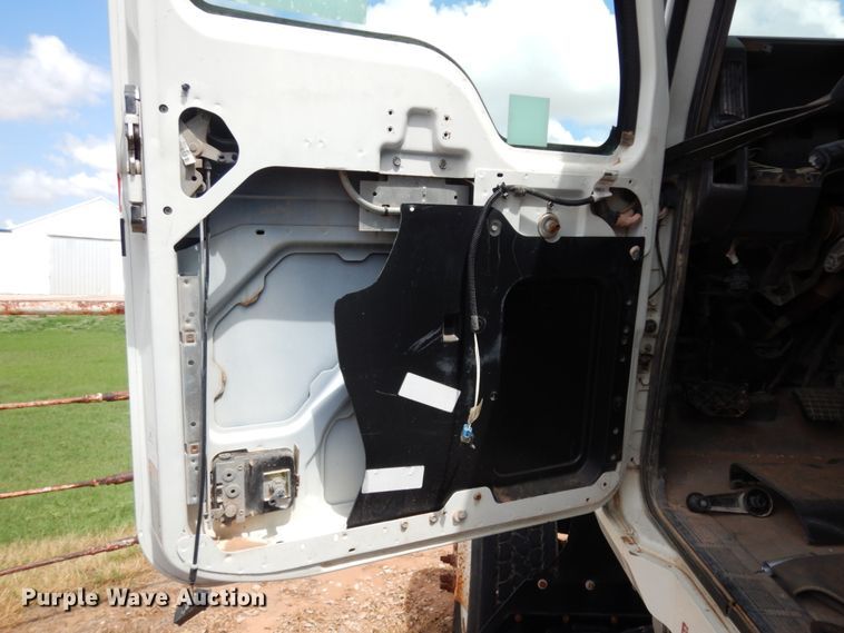 image for item DM6274 2011 Mack CHU613  semi truck cab and chassis