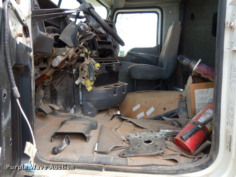 image for item DM6274 2011 Mack CHU613  semi truck cab and chassis