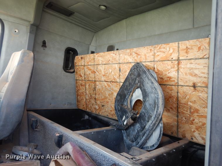 image for item DM6274 2011 Mack CHU613  semi truck cab and chassis