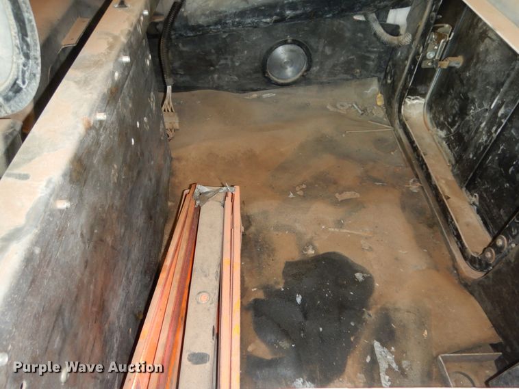 image for item DM6274 2011 Mack CHU613  semi truck cab and chassis