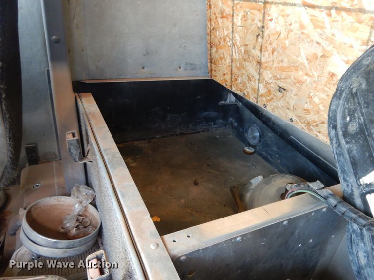 image for item DM6274 2011 Mack CHU613  semi truck cab and chassis