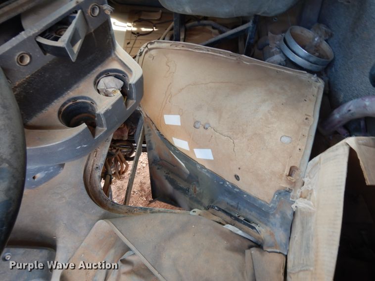 image for item DM6274 2011 Mack CHU613  semi truck cab and chassis