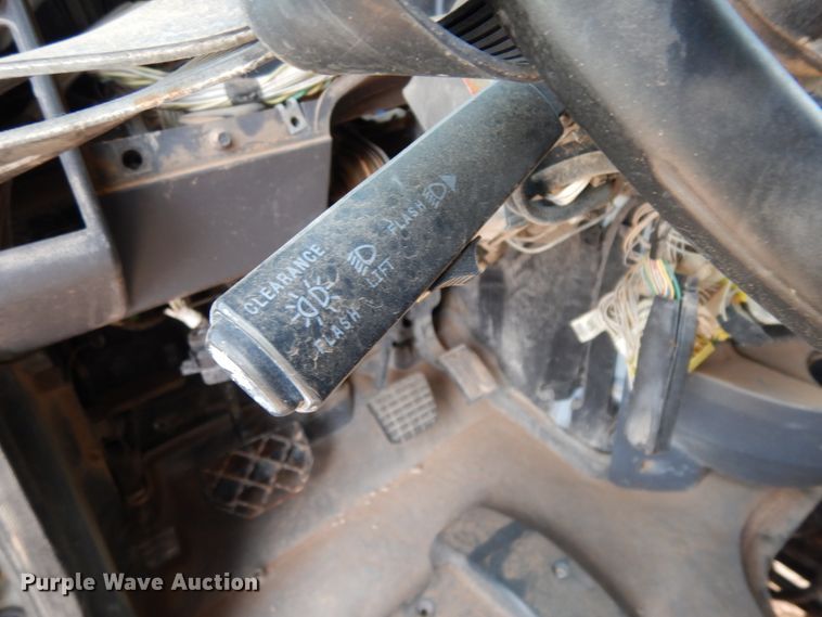 image for item DM6274 2011 Mack CHU613  semi truck cab and chassis