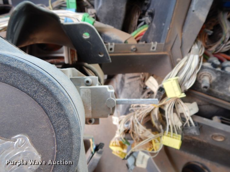 image for item DM6274 2011 Mack CHU613  semi truck cab and chassis